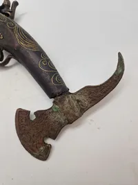 Deko pistol med økse i enden
