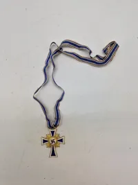 Originalt tysk Mutterkreuz i guld med langt bånd
