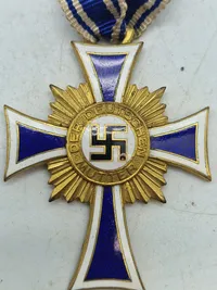 Originalt tysk Mutterkreuz i guld med langt bånd