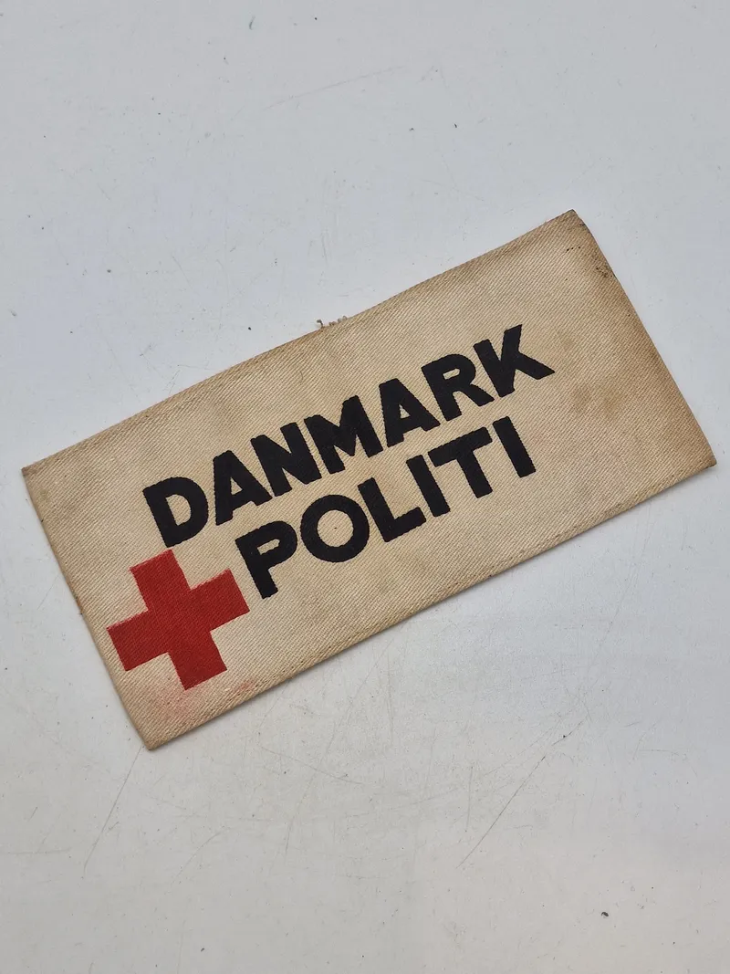 Originalt sjældent armbind anvendt lige efter krigen af det danske politis landsindsamling sammen med dansk røde kors