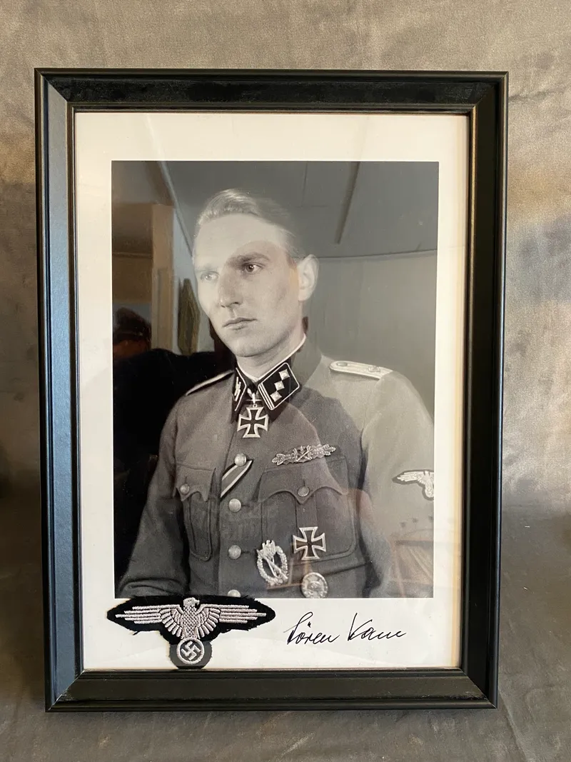 Indrammet foto af dansk SS frivillig Søren Kam med original signatur - SS ærmeørn er postwar