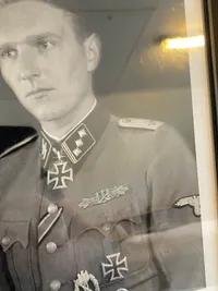 Indrammet foto af dansk SS frivillig Søren Kam med original signatur - SS ærmeørn er postwar