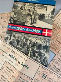 Lot originale rationeringsmærker og dansk bog om ww2