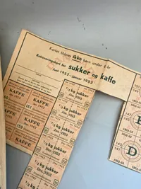 Lot originale rationeringsmærker og dansk bog om ww2
