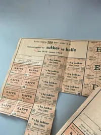 Lot originale rationeringsmærker og dansk bog om ww2