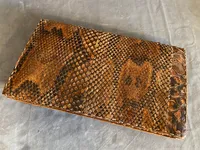 Ældre håndsyet  dametaske lavet af slangeskind