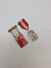 To stk originale march medaljer med motiver af gardere