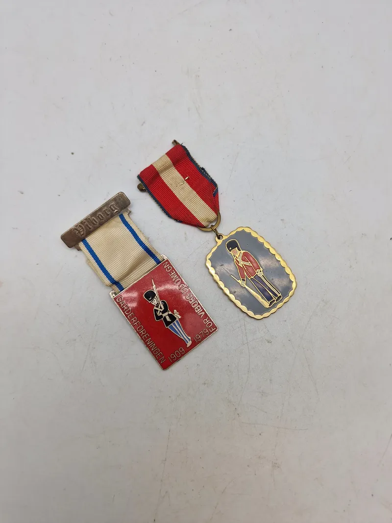 To stk originale march medaljer med motiver af gardere