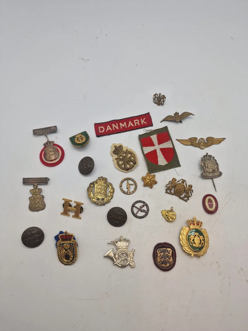 Lot diverse militære mærker mm.