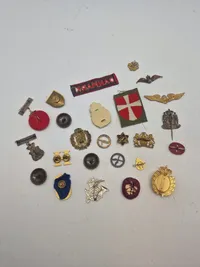 Lot diverse militære mærker mm.