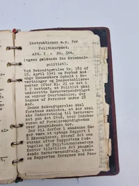 Sjælden original lommebog tilhørende mand som var politibetjent under krigen - massere af noter mm er skrevet ind