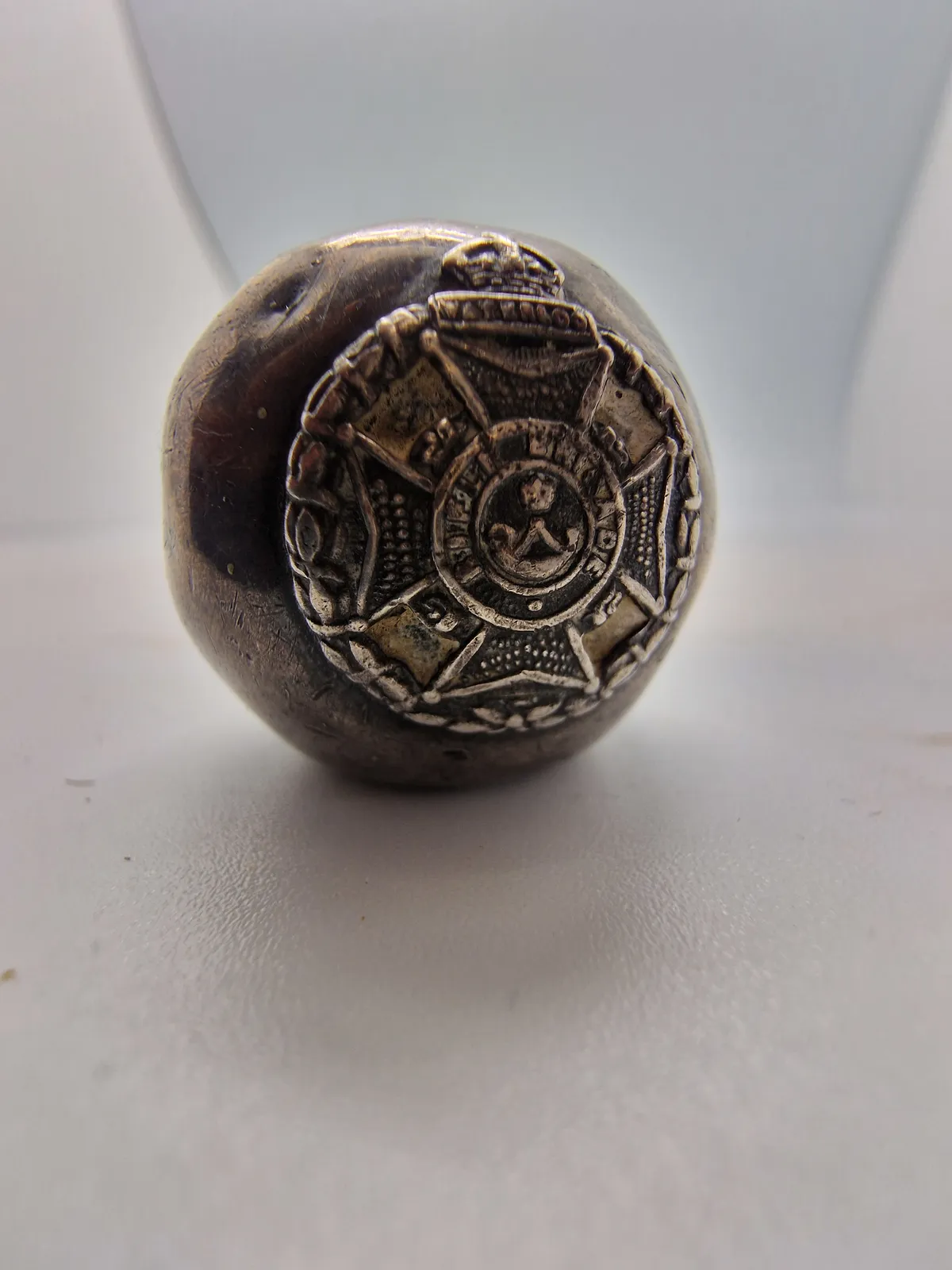 Original Engelsk Første verdenskrig, Swagger Stick med hoved af Sterlingsølv fra The Rifle Brigade (The Prince Consort's Own) sølvstemplet Birmingham 1917