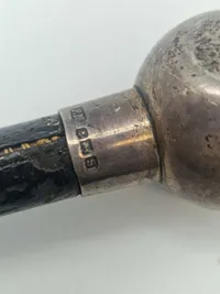 Original Engelsk Første verdenskrig, Swagger Stick med hoved af Sterlingsølv fra The Rifle Brigade (The Prince Consort's Own) sølvstemplet Birmingham 1917