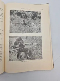 Original lærebog for hærens menige & diverse papirer på rekrut liggende i Vordingborg