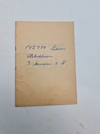 Original lærebog for hærens menige & diverse papirer på rekrut liggende i Vordingborg
