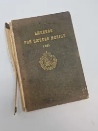 Original lærebog for hærens menige & diverse papirer på rekrut liggende i Vordingborg