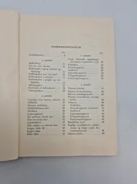 Original lærebog for hærens menige & diverse papirer på rekrut liggende i Vordingborg