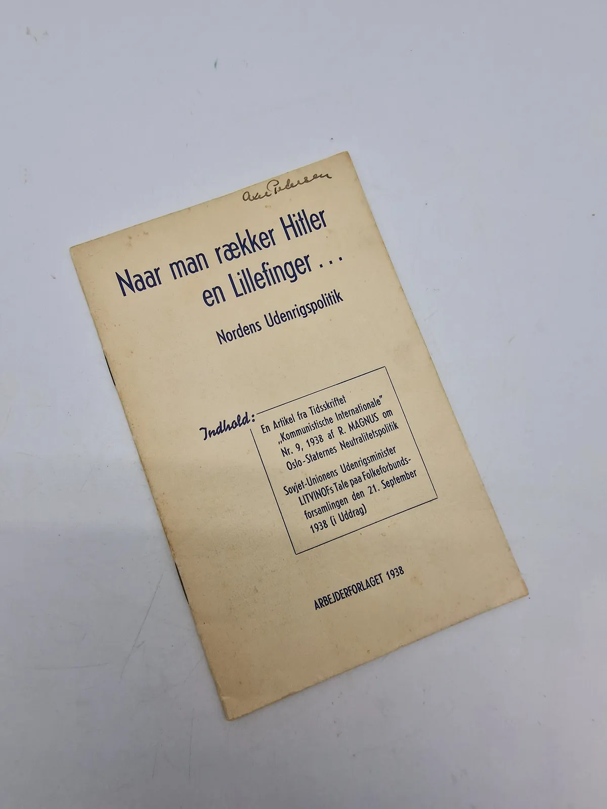 Originalt hæfte “Naar man rækker Hitler en lillefinger”