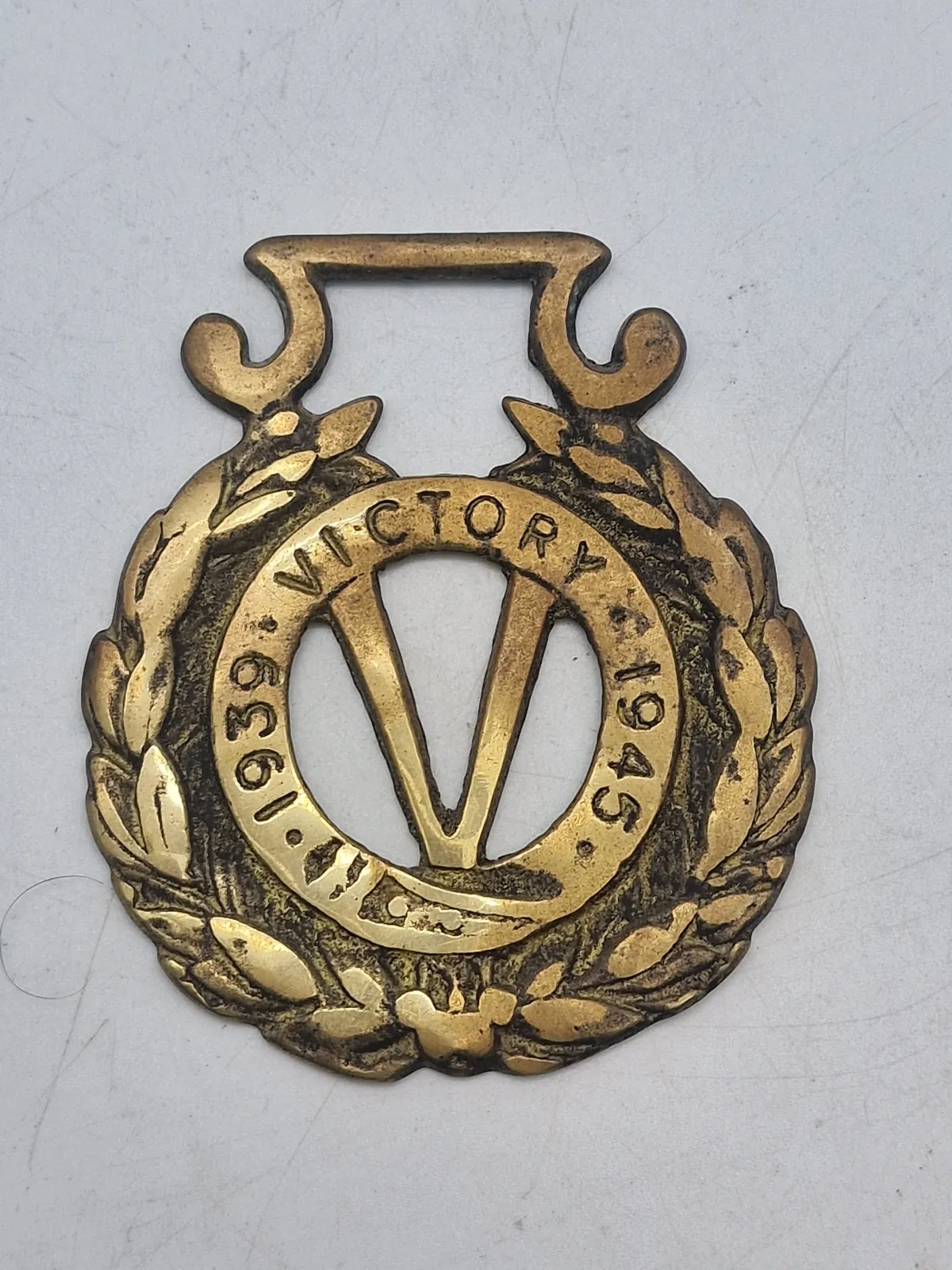Original horse brass med skriften Victory 1939-1945