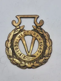 Original horse brass med skriften Victory 1939-1945