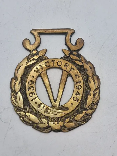 Original horse brass med skriften Victory 1939-1945