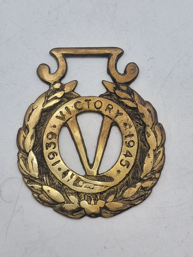 Original horse brass med skriften Victory 1939-1945