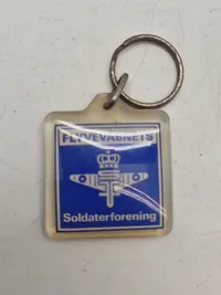 Lot militære nøgleringe og oplukker