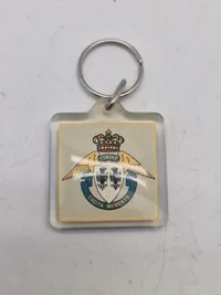 Lot militære nøgleringe og oplukker