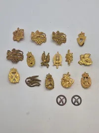 Lot danske regiments mærker mm.