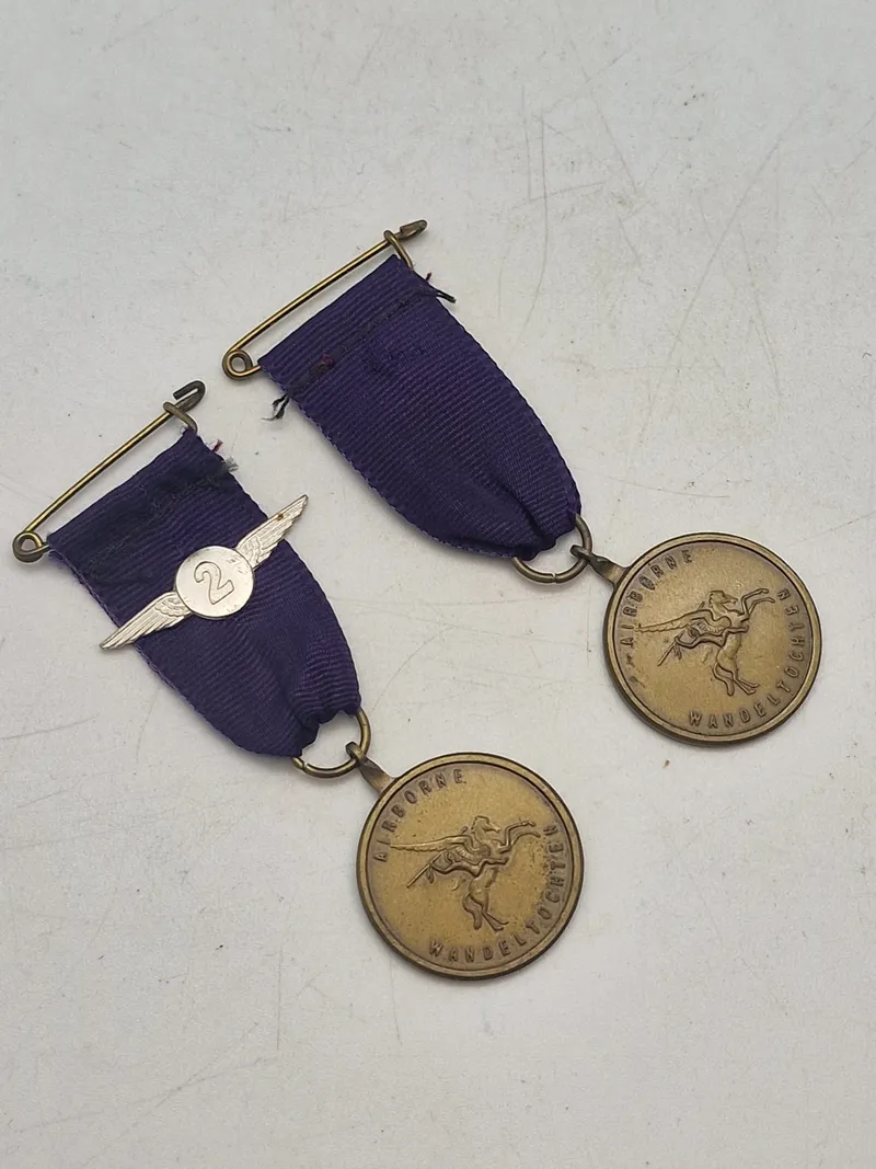 To stk originale Airborne medaljer
