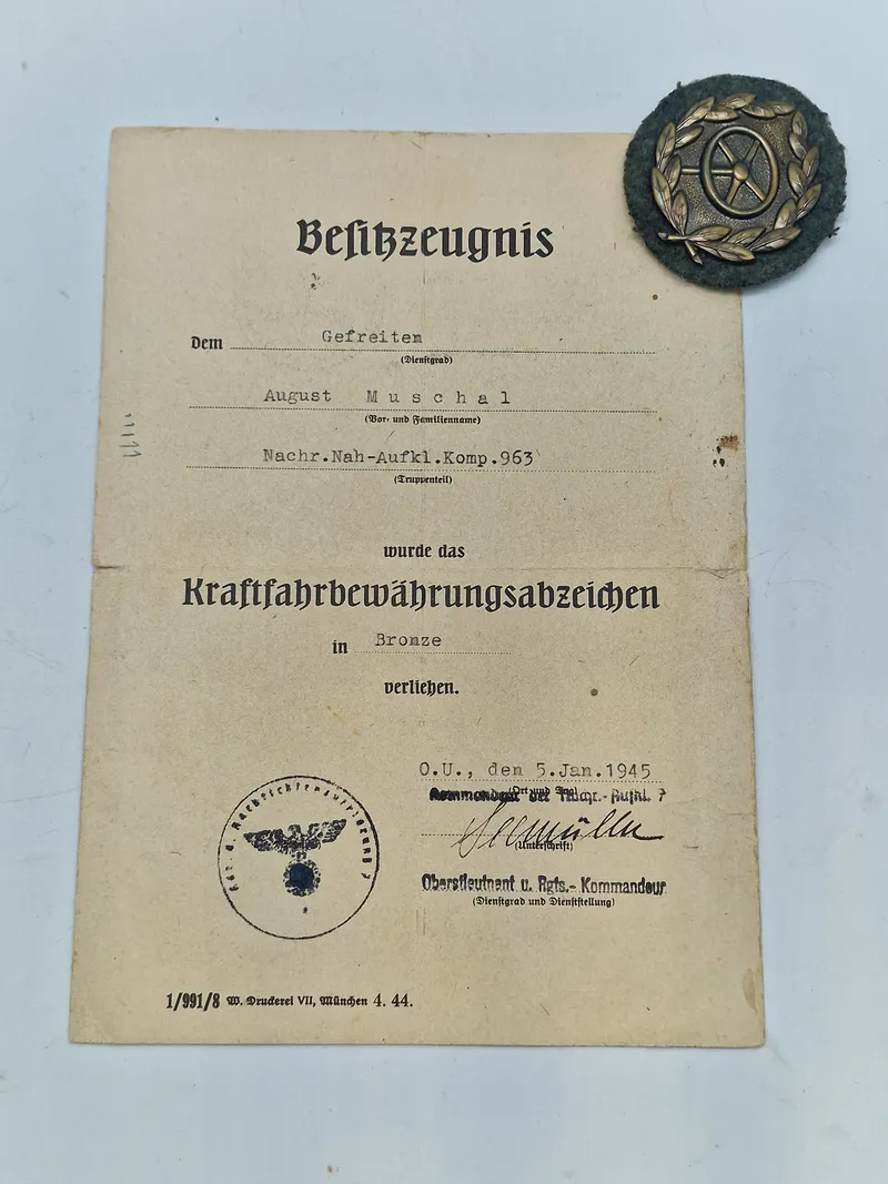 Originalt tysk kraftfahrbewährungsabzeichen i bronze. Bemærk at det er tildelt i 1945