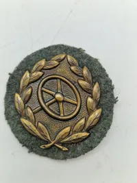 Originalt tysk kraftfahrbewährungsabzeichen i bronze. Bemærk at det er tildelt i 1945