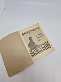 Original lakplade med frihedsbudskabet