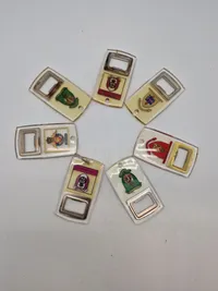 Samling oplukkere med militære logoer