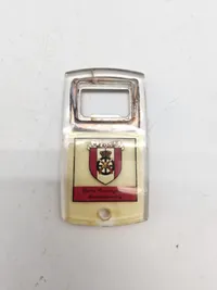 Samling oplukkere med militære logoer