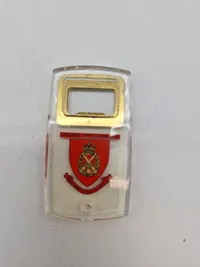 Samling oplukkere med militære logoer