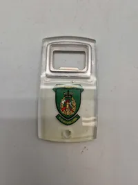 Samling oplukkere med militære logoer