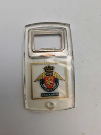 Samling oplukkere med militære logoer