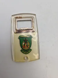 Samling oplukkere med militære logoer
