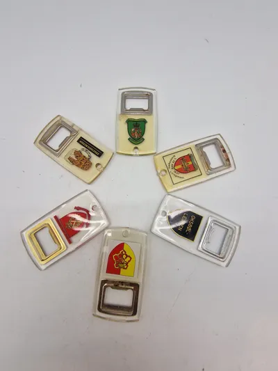 Oplukkere med militære logoer