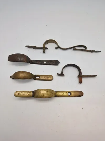 Lot diverse aftrækker bøjler - militære mm.