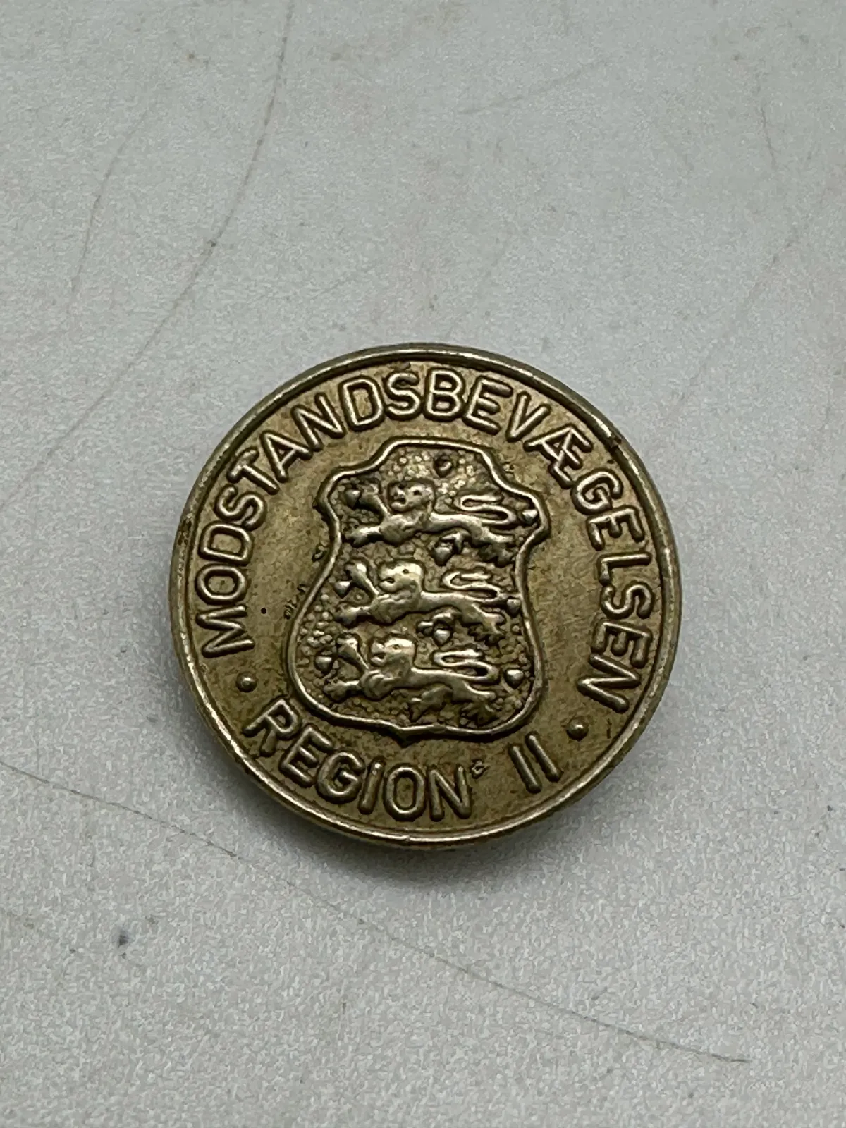 Original nummereret revérnål fra den danske modstandsbevægelse Region II