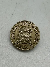 Original nummereret revérnål fra den danske modstandsbevægelse Region II