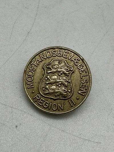 Original nummereret revérnål fra den danske modstandsbevægelse Region II