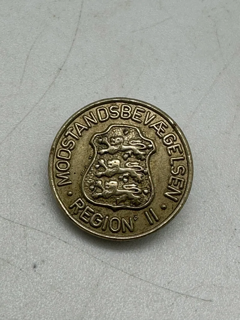 Original nummereret revérnål fra den danske modstandsbevægelse Region II