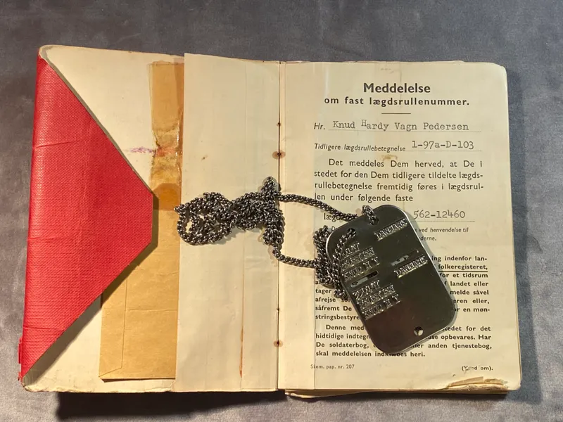 Original dansk soldater bog + hundetegn på sammen mand