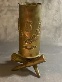 Sjælden original “trench art” opsats lavet af fransk Hotkiss hylster og Lebel patroner - med teksten Verdun