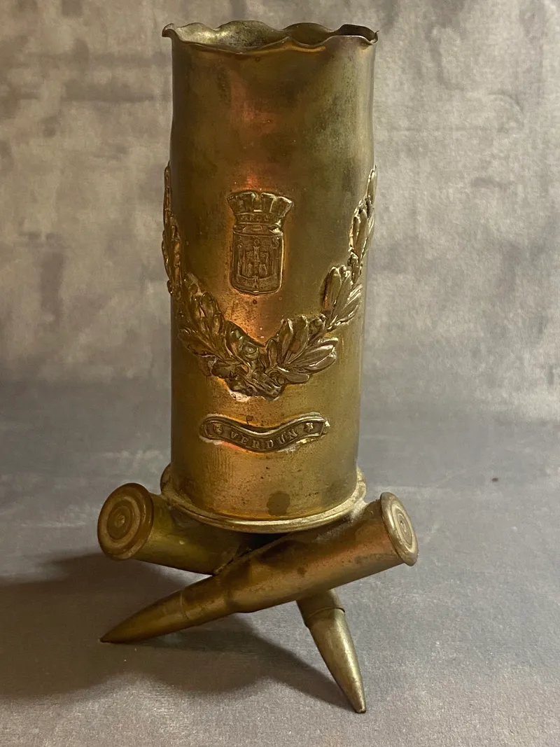 Sjælden original “trench art” opsats lavet af fransk Hotkiss hylster og Lebel patroner - med teksten Verdun