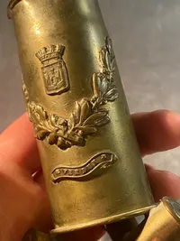 Sjælden original “trench art” opsats lavet af fransk Hotkiss hylster og Lebel patroner - med teksten Verdun