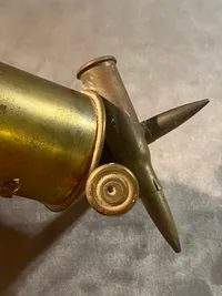 Sjælden original “trench art” opsats lavet af fransk Hotkiss hylster og Lebel patroner - med teksten Verdun